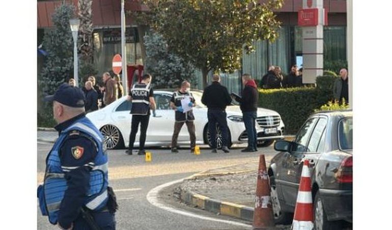 TË TJERA DETAJE/ Autorët u siguruan që Gilmando Dani të vdiste. Pas breshërisë nga mjeti, njëri zbriti dhe qëlloi disa herë në drejtim të Benzit