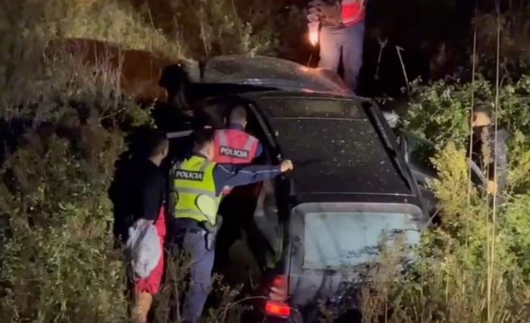 VIDEOLAJM/ Makina përfundoi në kanal, momenti kur policia tenton të nxjerrë 5 të rinjtë nga “Benz”-i