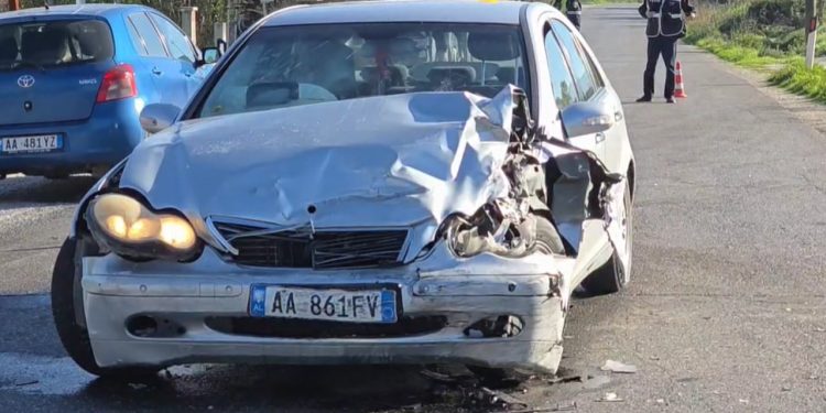 AKSIDENT I RËNDË/ 2 makina përplasen me njëra-tjetrën në Fier. Gjashtë të plagosur, dërgohen me urgjencë në spital
