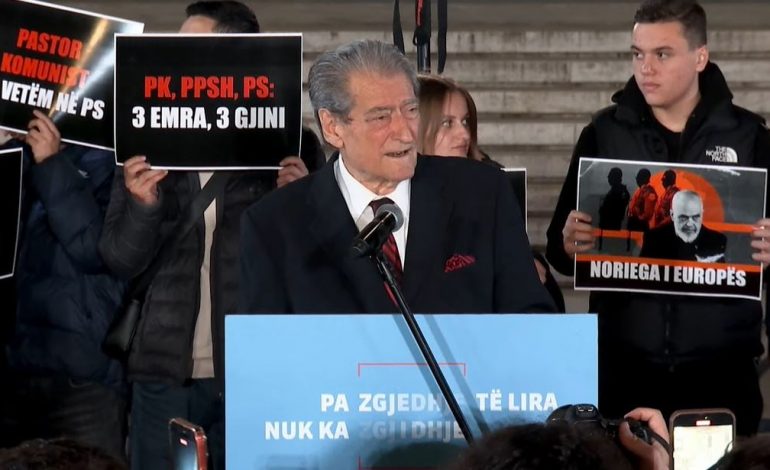PROTESTA E OPOZITËS/ Berisha mban fjalimin: Jemi sot para pallatit të krimit shtetëror ndaj shtetit shqiptar