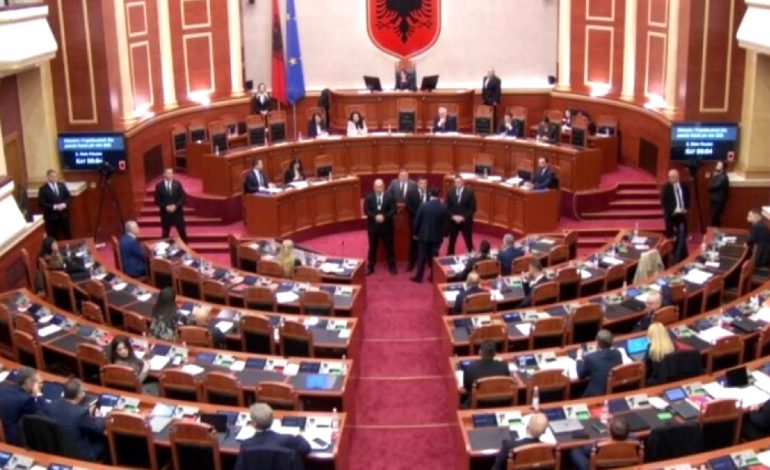 “BUXHETI I SHKON MINISTRISË QË VJEDH MË SHUMË”/ Balliu e akuzon, Balluku i përgjigjet: Vjedhjen e ke pasur edukatë familjare