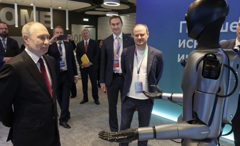 HABITEN TRUPROJAT E UDHËHEQËSIT RUS/ Roboti vallëzon përballë Putinit