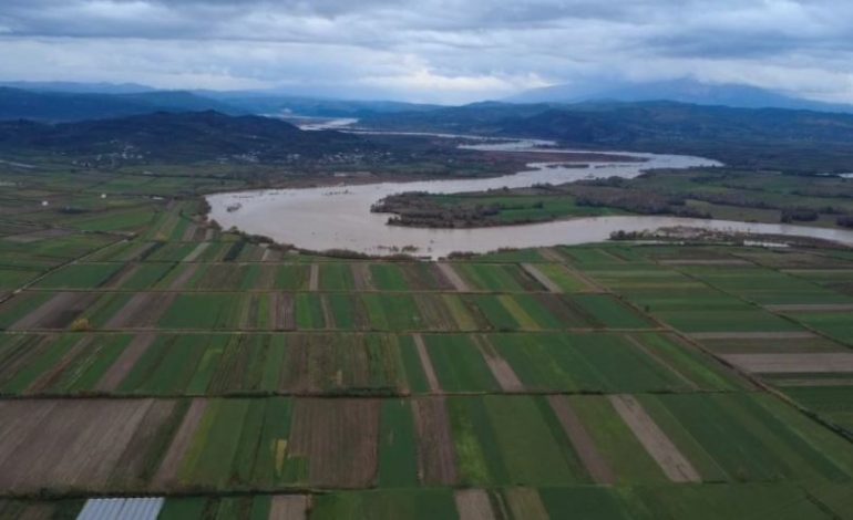 VJOSA NË PIKË KRITIKE/ Niveli i ujit arrin në 6 metra. Lumi rrezikon të dalë nga shtrati