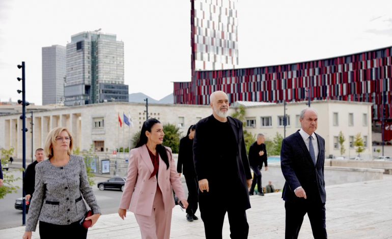 PEZULLIMI NGA DETYRA E BELINDA BALLUKUT/ Zbardhet kërkesa e Qeverisë për Gjykatën Kushtetuese