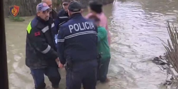 MOTI I KEQ NË VEND/ Policia shpëton pesë persona nga përmbytjet në Dimal, mes tyre gruaja 100-vjeçare