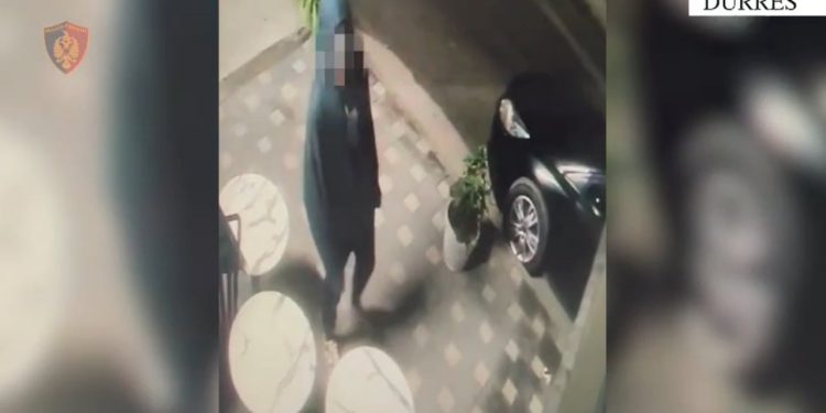 THEU ARRESTIN E SHTËPISË PËR TË VJEDHUR/ Arrestohet 29-vjeçari në Durrës, shpallen në kërkim bashkëpunëtorët