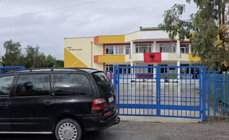 PLAGOSJE ME THIKË MES GJIMNAZISTËVE NË DURRËS/ I mituri në gjendje të rëndë, sherri nisi në rrjetet sociale