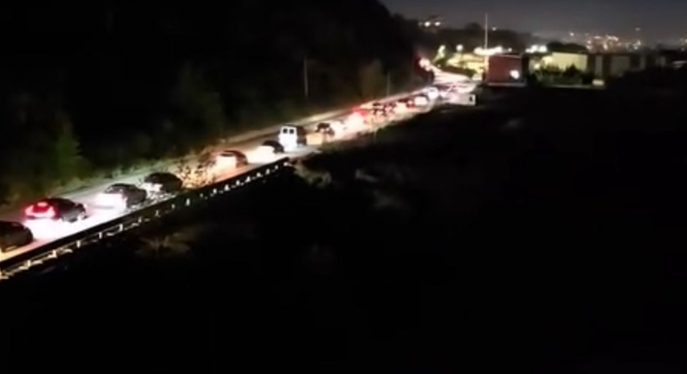 AKSIDENT I FRIKSHËM PRANË TUNELIT TË KËRRABËS/ Përplasen 10 makina, bllokohet qarkullimi