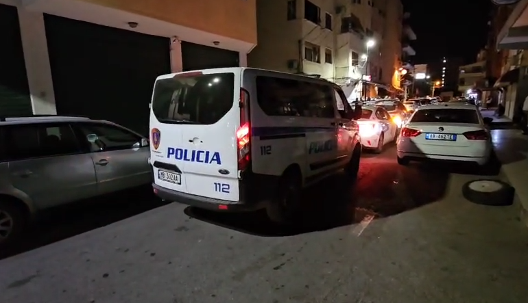 “DËGJUAM KRISMA”/ Të shtëna me armë në një banesë? Çfarë ndodhi në Elbasan, dyshimet se një person i përfshirë ka precedentë penalë