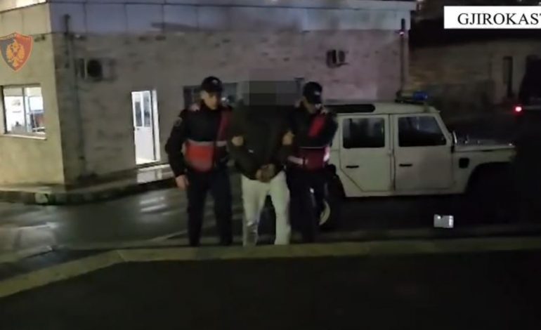 DROGË ARMË DHE MUNICION/ Shisnin lëndë narkotike në lagjet e Gjirokastrës, arrestohen 10 persona, procedohen 3 të tjerë