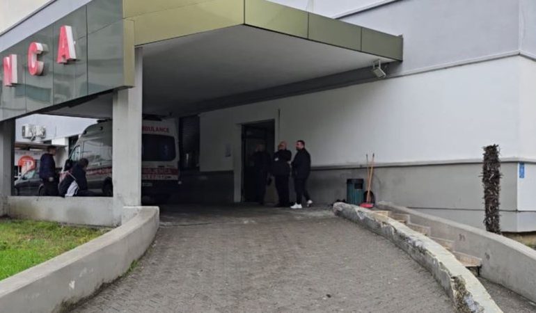 DEL NGA INTUBIMI 15-VJEÇARI NË DURRËS/ U plagos me thikë në zemër nga bashkëmoshatari për sherrin në “Tik Tok”