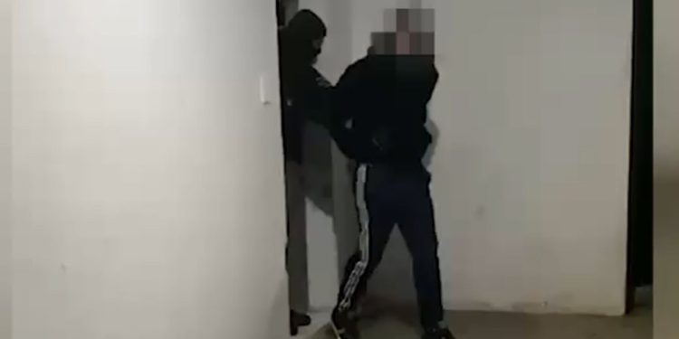 DHUNOI TË ATIN DHE U LARGUA NGA BANESA/ Arrestohet 29-vjeçari në Lezhë