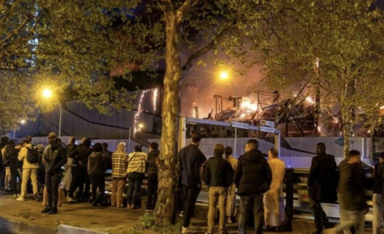 PËRFSHIHET NGA FLAKËT NDËRTESA 3-KATËSHE NË FRANCË/ Humbin jetën 5 persona, mes tyre dhe një i mitur