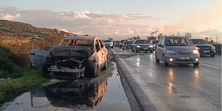 E FRIKSHME/ Shkrumbohet makina pas përplasjes në Lushnje, shpëtojnë mrekullisht nëna shofere dhe dy fëmijët