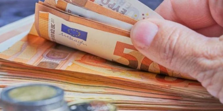 FORCIMI I LEKUT/ Valutat e mbyllin vjeshtën edhe më të dobëta, euro në pikiatë, ndikim edhe SEPA