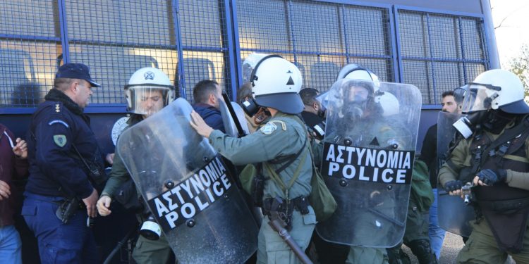FERMERËT PROTESTË NË GREQI/ Bllokojnë rrugën Athinë-Selanik, raportohet për të lënduar gjatë përplasjeve me policinë