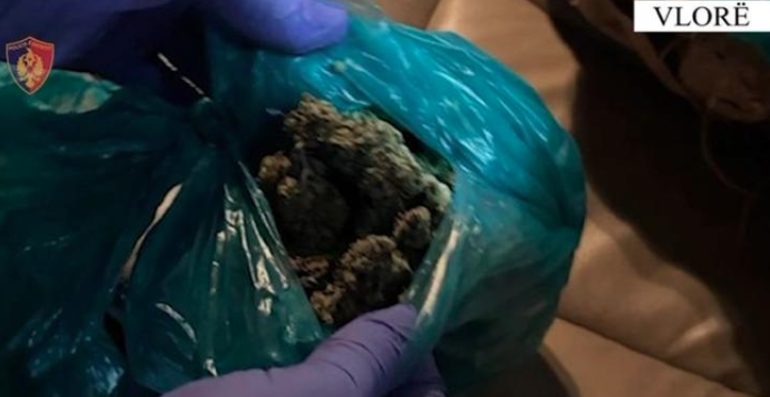 E PËSON KEQ/ Kishte fshehur kanabis poshtë sediljes së ‘Benzit’, pranga 22-vjeçarit në Vlorë