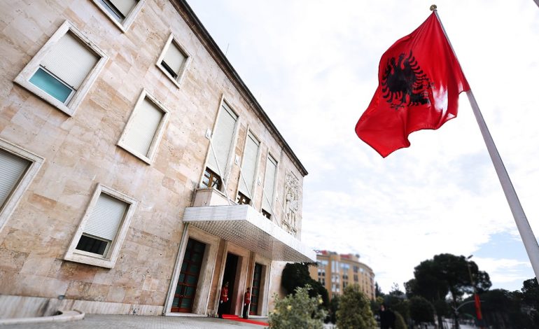 NDRYSHIME NË QEVERI/ Lirohen nga detyra dy zv/ministra dhe dy prefektë, ja kush i zëvendëson (EMRAT)