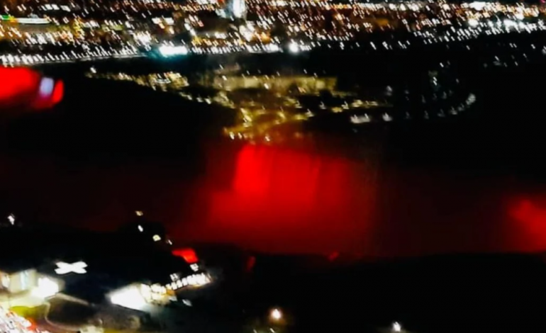 EDHE KANADAJA “VISHET” KUQEZI/ Ngjyrat e flamurit tonë ‘mbështjellin’ Ujëvarën e Niagarës