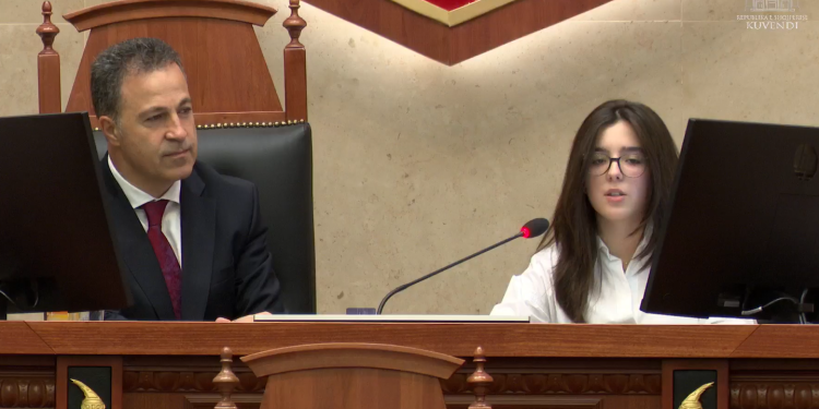KUVENDI NIS NDRYSHE/ Peleshit i bashkohet në bashkëdrejtim nxënësja ekselente