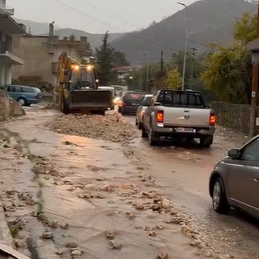 MOTI I KEQ/ Përmbytje dhe bllokime rrugësh në Delvinë, uji ka hyrë nëpër shtëpi, evakuohen banorët