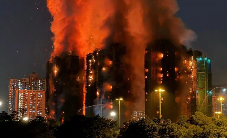 PËRFSHIHET NGA FLAKËT GRADAÇELA NË HONG KONG/ Humbin jetën të paktën 13 persona, plagosen 28 të tjerë
