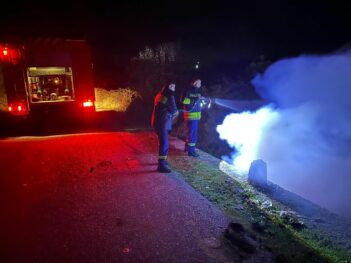 PAMJET/ Bie zjarr në një vendgrumbullim gomash automjetesh në Fushë-Milot, tymi vështirëson trafikun