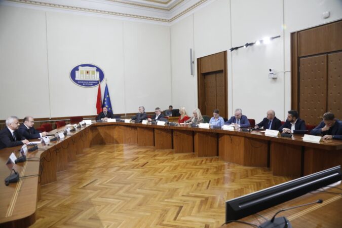 KOMISIONI I REFORMËS TERRITORIALE NIS PUNËN/ PD e bojkoton, dy aleatët paraqiten në mbledhjen e parë