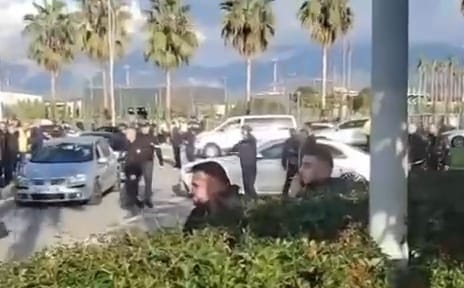 “AVIONI I GILMANDO DANIT U VONUA”/ TRONDIT gazetari: Makina me targa greke dhe armë vinte vërdallë aeroportit