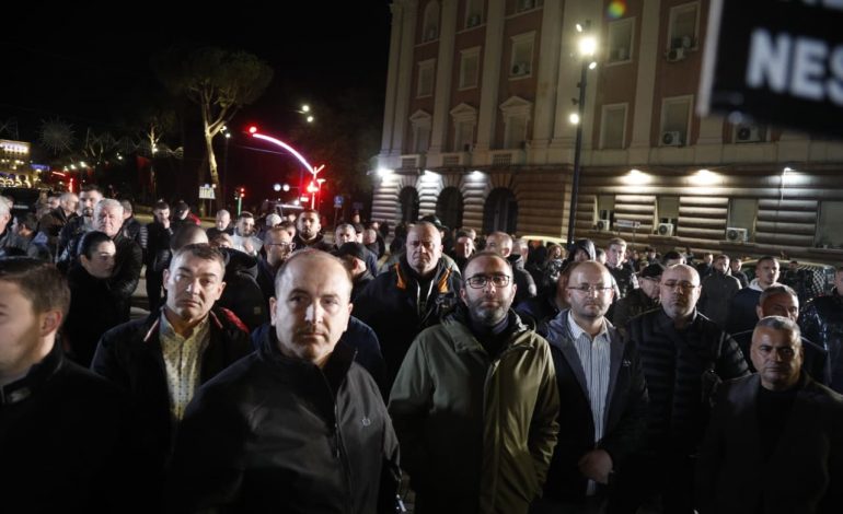 FJALIMI I BERISHËS MBYLL “FOLTOREN 2″/ Protestuesit largohen nga bulevardi