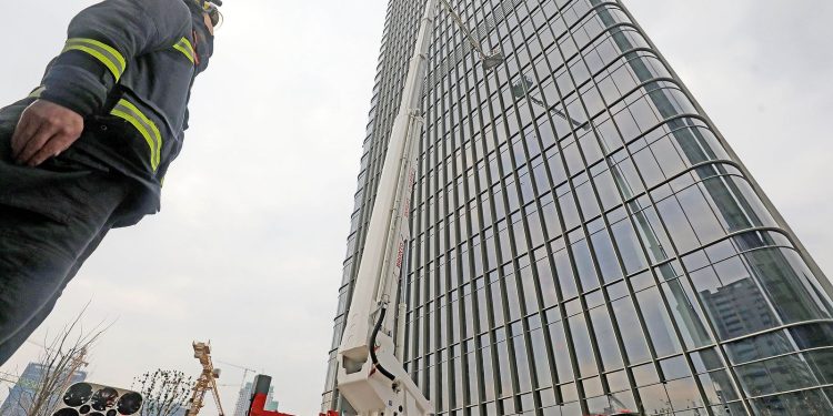 PAS ZJARRIT NË HONG-KONG/ Ndërtesat e larta do i nënshtrohen kontrollit të sigurisë