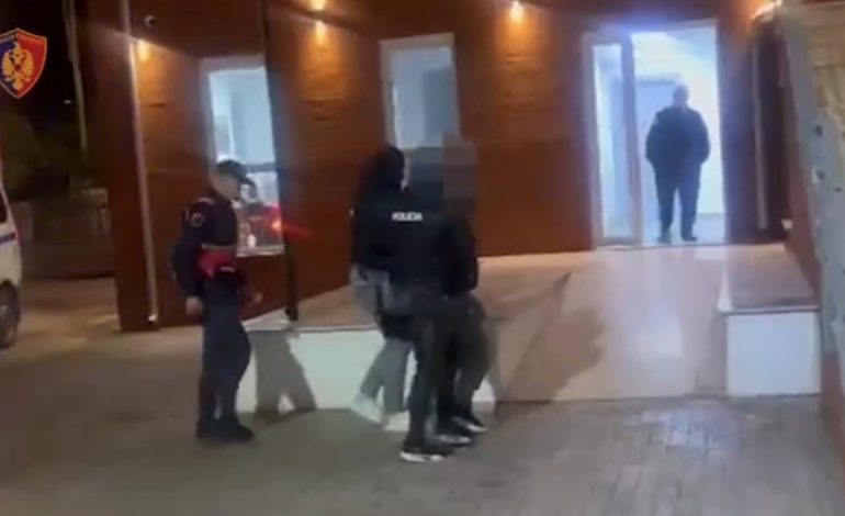 ARMË ZJARRI, MUNICION LUFTARAK DHE LËNDË NARKOTIKE/ Dy persona përfundojnë në pranga, njëri kishte përshtatur lokalin në…