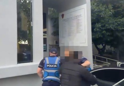 “MË JEP PARATË, OSE…”/ 6 persona shantazhonin një 29-vjeçar dhe familjarët e tij, arrestohet një nga autorët