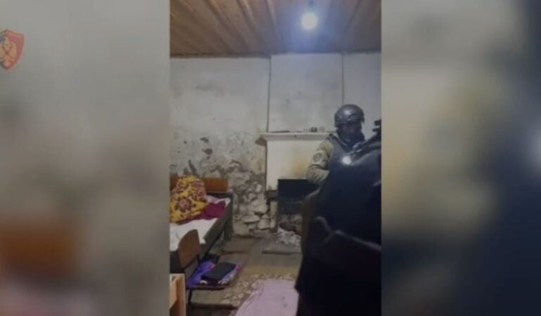 PAMJET/ 12 orë të ngujuar në banesë, reagon policia pas vetëdorëzimit të dy të dyshuarve! I gjenden arsenal armësh, granata dhe flamuri i ISIS