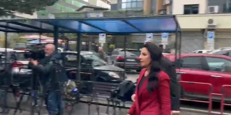 MBROJTJA KËROI KOHË TË NJIHEJ ME DOSJEN/ Balluku rikthehet në GJKKO pas ndërprerjes së seancës