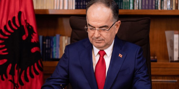 PAS DORËHEQJES SI KRYEBASHKIAK I VLORËS/ Begaj dekreton Ermal Dredhën ambasador të Shqipërisë në Zvicër dhe Lihtenshtein