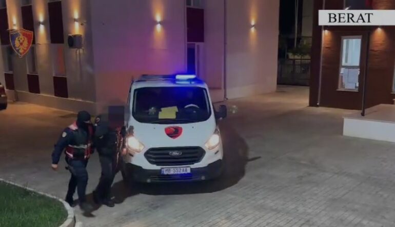 E PËSON KEQ/ Ngriti bazë të trafikut të hashashit, arrestohet 21-vjeçari në Berat