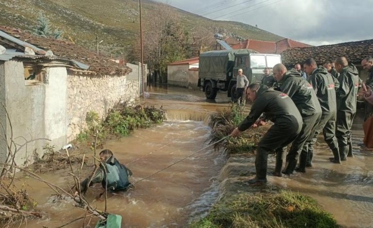 TRAGJIKE/ E mori rrjedha e ujit gjatë përmbytjeve, gjendet trupi i 76-vjeçares në Devoll