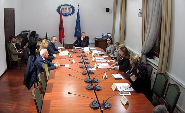 “HAJDE MENDJE…”/ Manastirliu debat me Boçin: Nuk ju lejoj të flisni me këtë gjuhë…