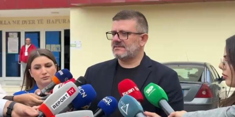ZGJEDHJET E PJESSHME BASHKIAKE/ Voton kandidati i PS në Cërrik: Pjesëmarrje e ulët, shpresojmë që qytetarët të votojnë masivisht