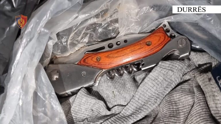 E RËNDË NË DURRËS/ Plagosi me thikë një 15-vjeçar, arrestohet autori i mitur