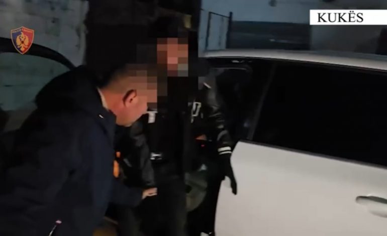 PAMJET/ “Zbrit nga makina”, ndalohet 30-vjeçari në Kukës! Momenti kur policia e shtrin në tokë (EMRI)