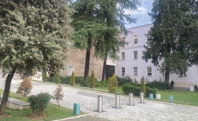 PROTEST E OPOZITËS/ Nis blindimi i Kryeministrisë, hiqet dhe kërpudha