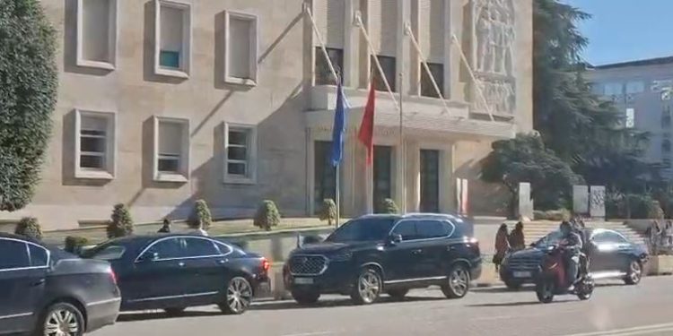 ÇFARË PO NDODH NË KRYEMINISTRI? Rama takohet me ambasadorët e BE-së