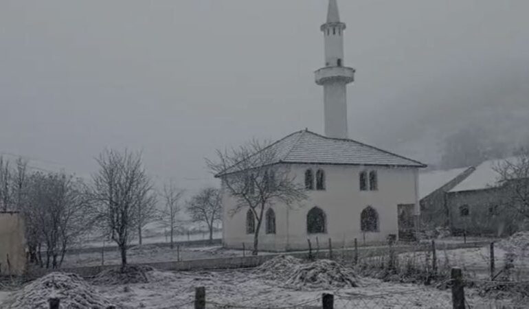 DËBORA E PARË/ Zbardhen fshatrat malore të Librazhdit, rrugët mbeten të kalueshme