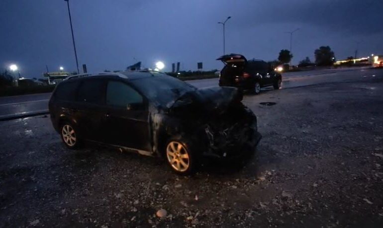 NJË TJETËR AKSIDENT I FRIKSHËM/ Përplasen dy makina në aksin Lushnjë-Rrogozhinë, “Ford”-i shpërthen në flakë