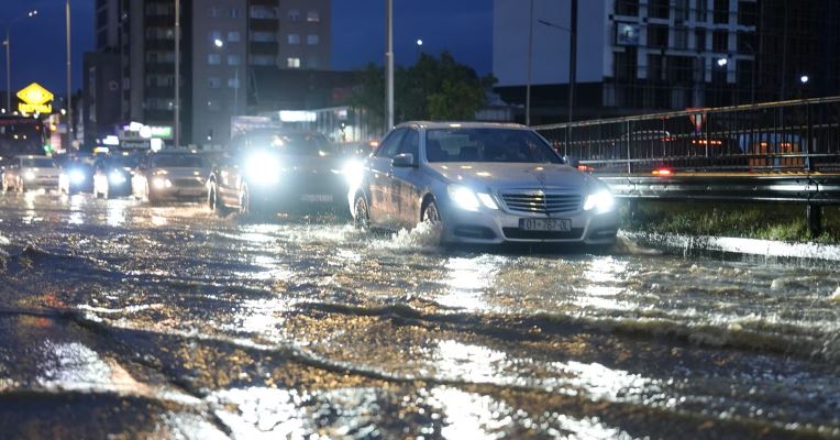 MOTI I KEQ/ Rrugë të bllokuara dhe mungesë energjie në disa zona, si paraqitet situata sipas qarqeve
