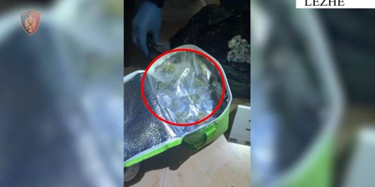 KTHEU LOKALIN NË LABORATOR DROGE/ Tentoi t’i largohej policisë me biçikletë dhe hodhi çantën me kanabis në lumë, pranga 43 vjeçarit