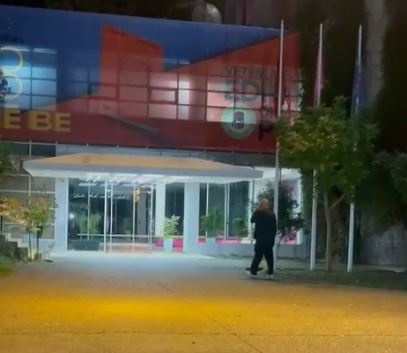 FOTOLAJM/ Mbledhja e deputetëve të Tiranës, Rama mbërrin në selinë e PS