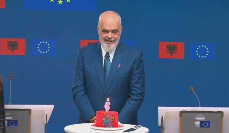 TORTË ME NUMRIN 6/ Rama surprizon zyrtarët e BE-së, ja dhurata e veçantë